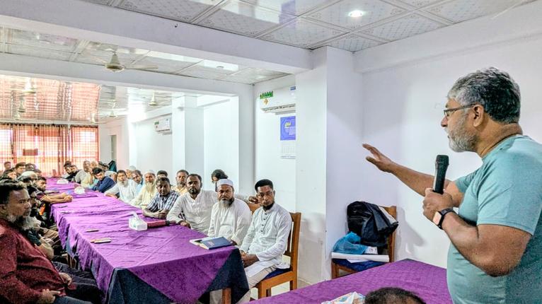 কলাপাড়ায় উপকূল রক্ষা ও নেতৃত্ব বিকাশে প্রশিক্ষণ কর্মশালায় কথা বলছেন সংগঠনের সদস্য সচিব শরীফ জামিল।