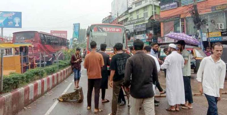 স্বাস্থ্যখাতের দুর্নীতির বিরুদ্ধে বরিশালে ছাত্র-জনতার ব্লকেড