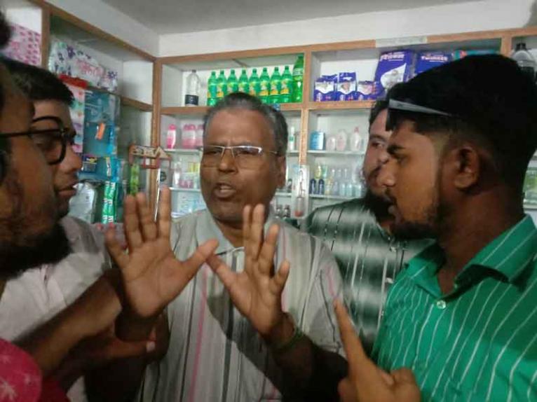 ছবিতে জয় বাংলা শ্লোগান দেওয়ায় যুবককে ঘিরে আন্দোলনকারীরা