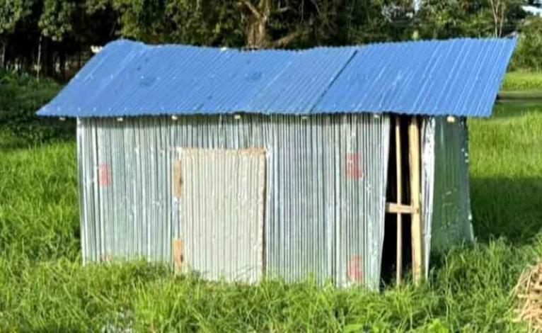 চাঁদা না পেয়ে চান চান রাখাইনের পৈত্রিক জমিতে ঘর তুলে এভাবে দখলের চেষ্টা হয় বলে অভিযোগ