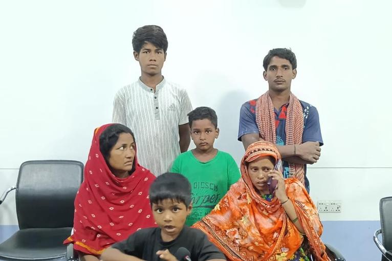 বাংলাদেশী সন্দেহে ঠেলে পাঠানো ৬ ভারতীয় চাঁপাইনবাবগঞ্জে আটক
