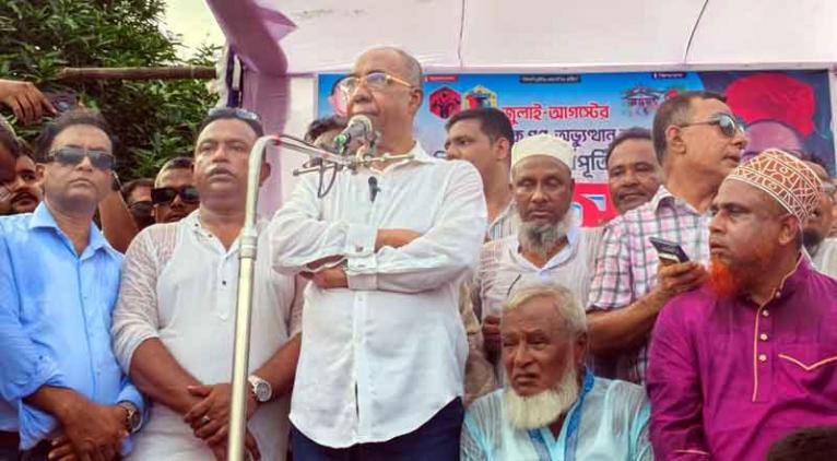ভোলার চরফ্যাশনে বিজয় মিছিল শেষে বক্তব্য রাখছেন বিএনপির সাবেক সংসদ সদস্য আলহাজ নাজিম উদ্দিন আলম। মঞ্চে উপস্থিত অন্যান্য অতিথিবৃন্দ।