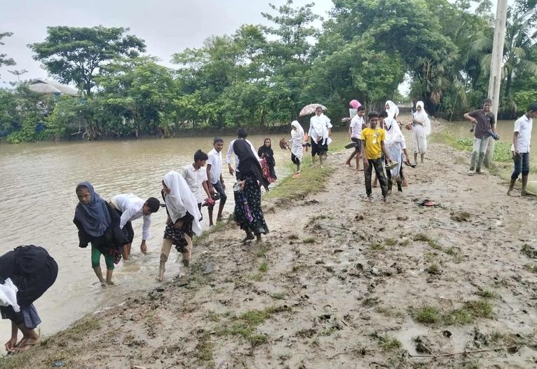 উন্নয়ন বঞ্চিত জনপদ, শিক্ষার্থীদের প্রতিদিন কাদা মাড়িয়ে পৌঁছাতে হয় স্কুলে