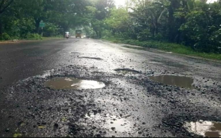 খুলনা-মোংলা মহাসড়ক যেন মরণফাঁদ
