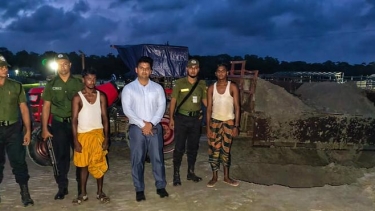 <small>সাগরকন্যা পেজে ভিডিও প্রকাশের পর </small> কুয়াকাটার গঙ্গামতি সৈকতে বালু উত্তোলনে জেল-জরিমানা