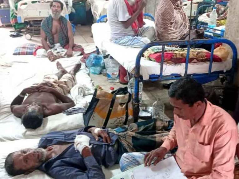 পিরোজপুরে তিনজনকে পিটিয়ে ও কুপিয়ে জখম