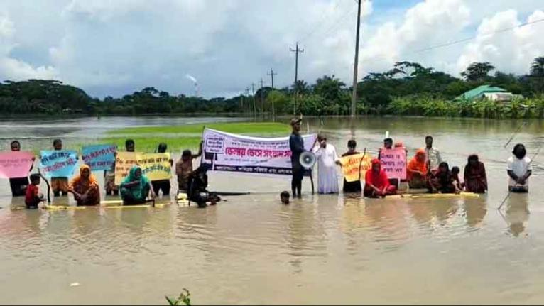 কলাপাড়ায় কলাগাছের ভেলায় ভেসে সংবাদ সম্মেলন