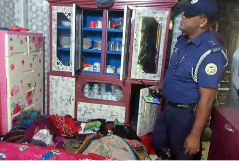 ডাকাতির খবর পেয়ে পুলিশ পরিদর্শনে যায় ঘটনাস্থলে