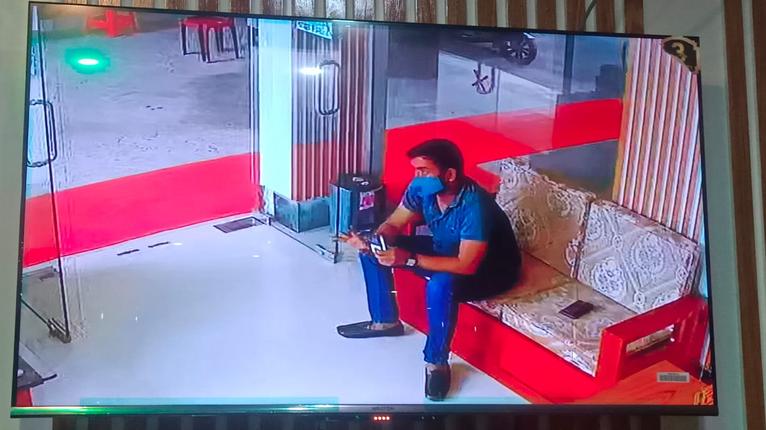 পর্যটকের ছদ্মবেশে হোটেলে আগন্তক সেই টিভি চোরের ছবি, সিসিটিভির ফুটেজ থেকে সংগৃহীত