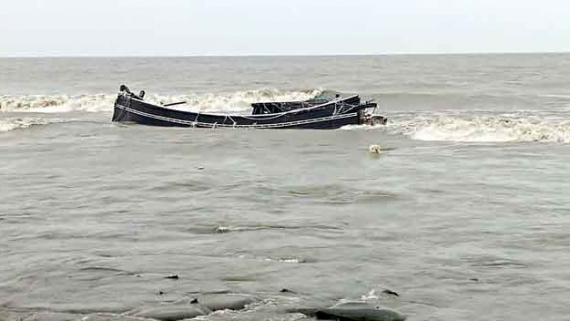 ১৫ জেলেসহ ডুবে যাওয়া ট্রলার ভেসে এলো, উদ্ধার আরও এক জেলের লাশ