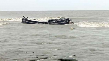 ১৫ জেলেসহ ডুবে যাওয়া ট্রলার ভেসে এলো, উদ্ধার আরও এক জেলের লাশ