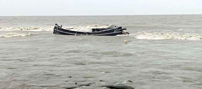 কুয়াকাটা সৈকতে ভেসে আসা ক্ষতিগ্রস্ত সেই এফবি সাগরকন্যা নামক মাছধরা ট্রলার