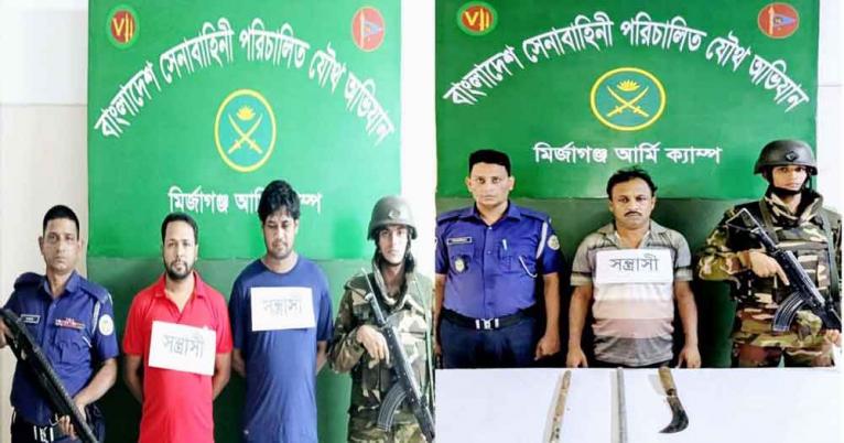 গ্রেফতারকৃত উপজেলা বিএনপির সদস্য মো. জনি মুন্সী, যুবদল নেতা জাহিদ হাসান ওরফে পরাগ মুন্সী এবং তার ভাই সৌরভ মুন্সী