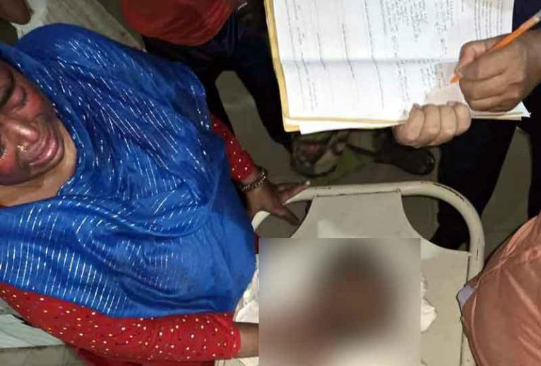 নাটোরের সিংড়া উপজেলায় কবুতর চোর সন্দেহে পিটিয়ে হত্যার শিকার আকরামের লাশ দেখে কান্নায় ভেঙে পড়েন তাঁর এক স্বজন। ছবি: সংগৃহীত