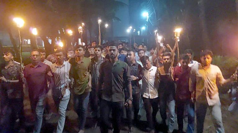 পটুয়াখালীতে ডিপ্লোমা শিক্ষার্থীদের মশাল মিছিল