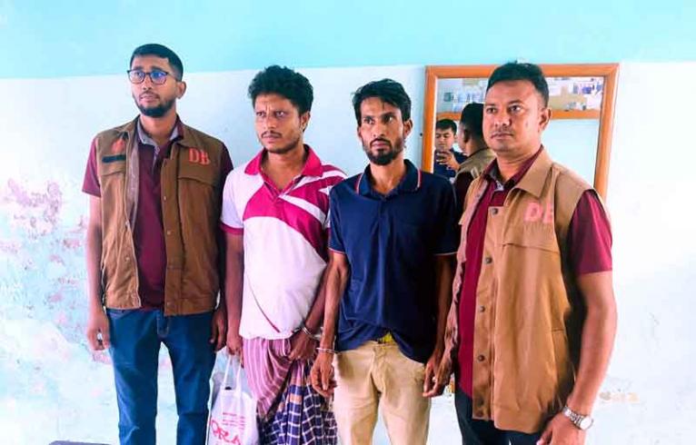 নেছারাবাদে চেয়ারম্যানপুত্র ও নৈশপ্রহরী ইয়াবাসহ গ্রেফতার