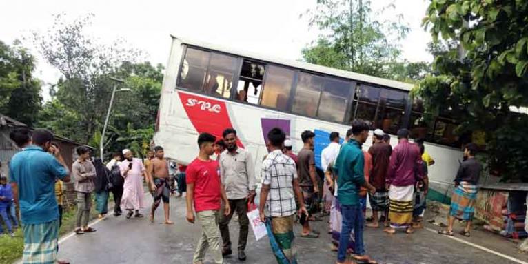 আমতলীতে বাসের চাপায় নির্মাণ শ্রমিক নিহত