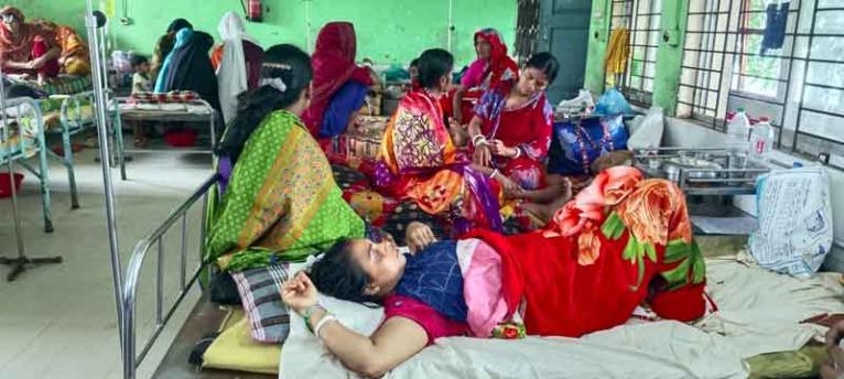 হাসপাতালে চিকিৎসাধীন শুক্লাকে ঘিরে তাঁর স্বজনরা
