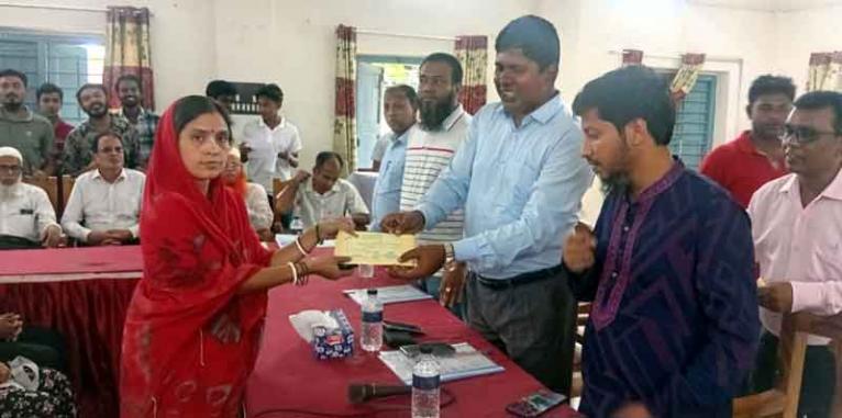 উদ্যোক্তা তমা রাণীর হাতে ঋণের চেত তুলে দিচ্ছেন ইউএনও