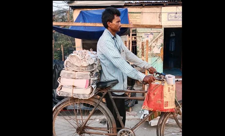 বাবুগঞ্জের পত্রিকা বিক্রেতা মুজিবুর রহমান- সংগৃহীত ছবি
