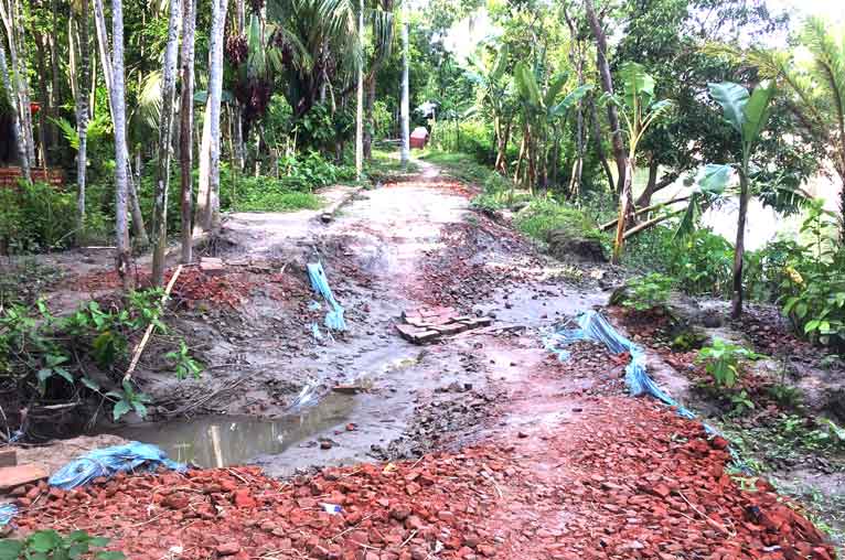 ইন্দুরকানীতে ১১ রাস্তা ও ৪ সেতুর কাজ বন্ধ, ঠিকাদার নিখোঁজ