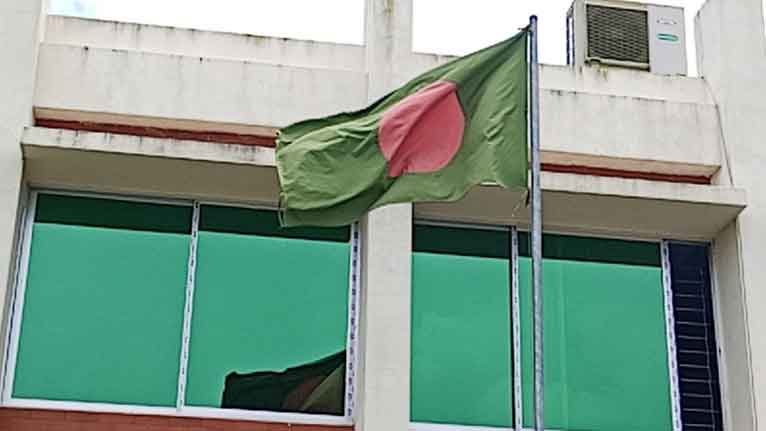 পায়রা সেতুর টোল প্লাজায় উড়ছে ছেঁড়া জাতীয় পতাকা!