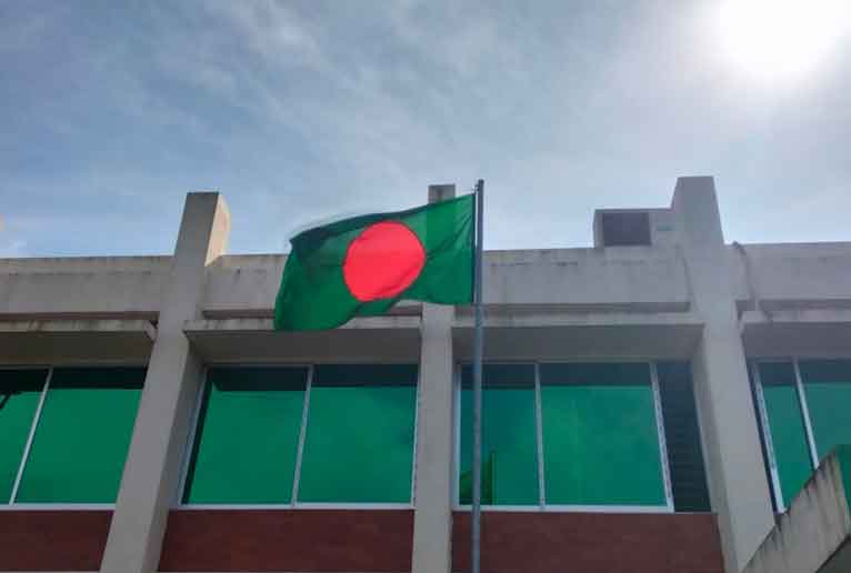 অবশেষে পায়রা সেতুর টোল প্লাজায় উড়ল নতুন জাতীয় পতাকা