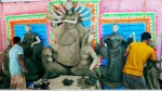 আগৈলঝাড়ায় দূর্গামন্ডপে রং তুলির কাজে ব্যস্ত কারিগররা