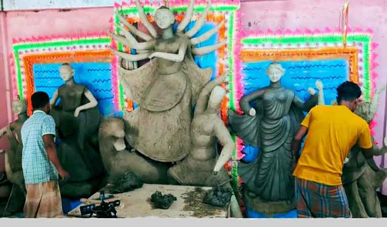 আগৈলঝাড়ায় দূর্গামন্ডপে রং তুলির কাজে ব্যস্ত কারিগররা