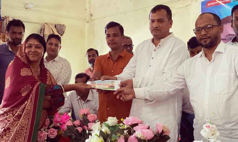 মঠবাড়িয়ায় ৭৭ পূজা মণ্ডপে বিএনপি নেতার অনুদান