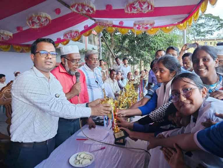 গৌরনদীতে গ্রীষ্মকালীন ক্রীড়া প্রতিযোগীতা  ও পুরস্কার বিতরন অনুষ্ঠিত।