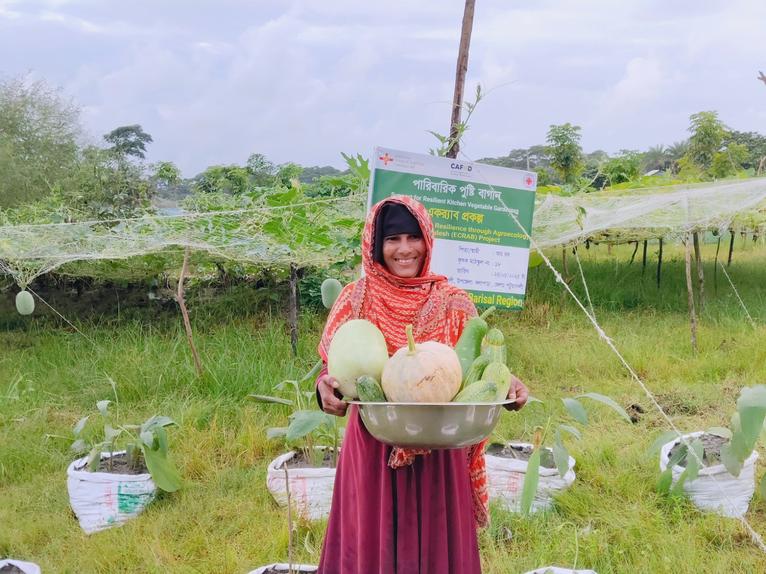 মহিপুরে পরিবেশবান্ধব কৃষি উদ্যোগে প্রান্তিক পরিবার স্বাবলম্বী