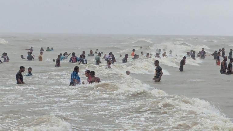 পুজোর ছুটিতে পর্যটকে মুখর কুয়াকাটা সৈকত