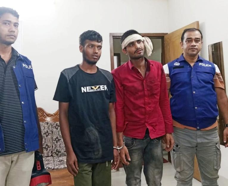 ছিনতাইকৃত অটোরিকশাসহ গ্রেফতার ২