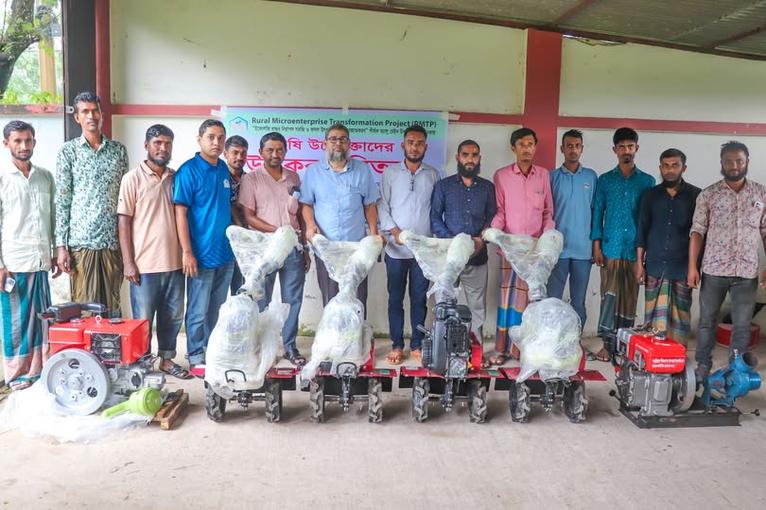 চরফ্যাশনে কৃষি উদ্যোক্তাদের মাঝে সেচ পাম্প ও মিনি টিলার বিতরণ