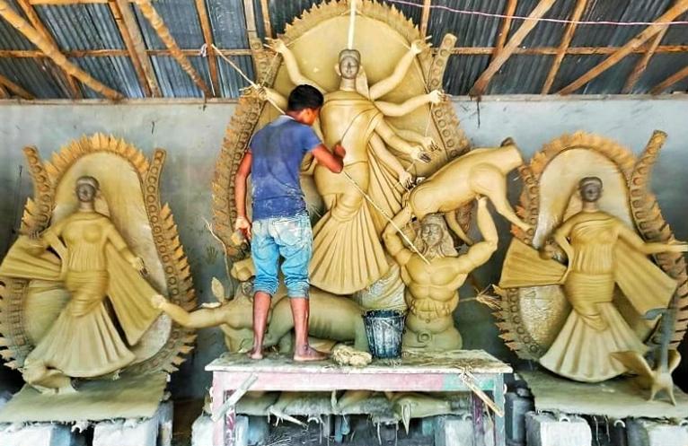 দুমকীতে প্রতিমা তৈরিতে ব্যস্ত মৃৎশিল্পীরা