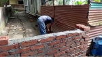 গৌরনদীতে ২০টি পরিবারের চলাচলের একমাত্র রাস্তায় দেয়াল নির্মাণ!