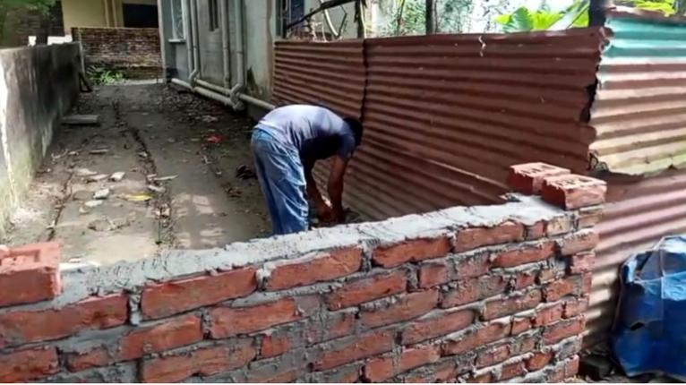 গৌরনদীতে ২০টি পরিবারের চলাচলের একমাত্র রাস্তায় দেয়াল নির্মাণ!