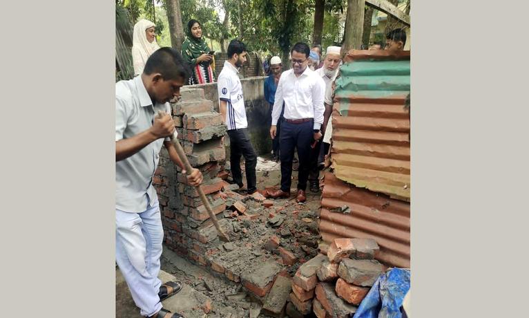 গৌরনদীতে প্রশাসনের হস্তক্ষেপে ২০ পরিবার অবরুদ্ধতা থেকে মুক্ত