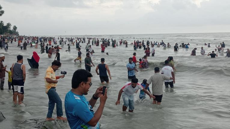 কুয়াকাটায় পর্যটকের ভিড়, বর্ষার ঢেউয়ে আনন্দে মেতেছে সবাই