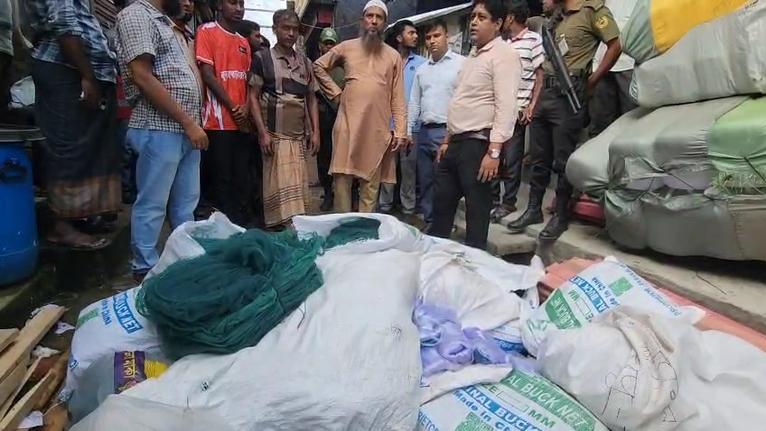 জব্দকৃত জালগুলো কলাপাড়া ফেরিঘাট এলাকায় পুড়িয়ে ধ্বংস করা হয়েছে।