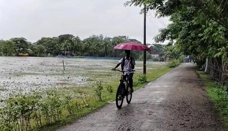 কলাপাড়ায় লঘুচাপ ও মৌসুমী বায়ুর প্রভাবে বৃষ্টিপাত, জনজীবনে ভোগান্তি