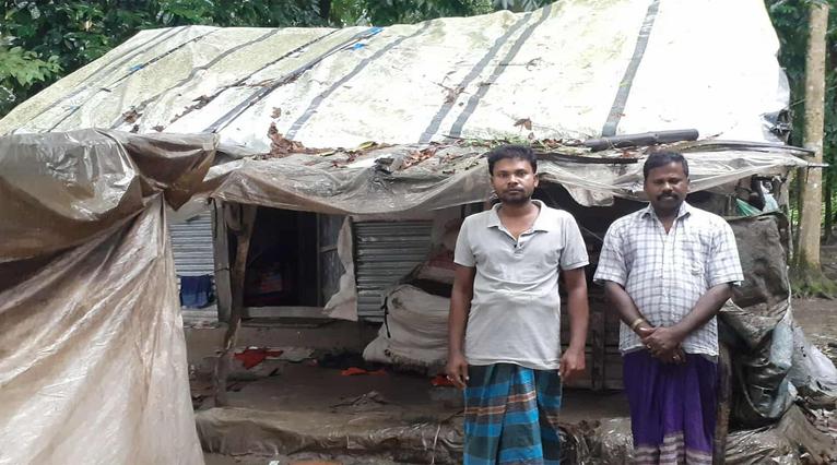 ইন্দুরকানীতে ঝুপড়ি ঘরে হতদরিদ্র দুই ভাইয়ের মানবেতর জীবন