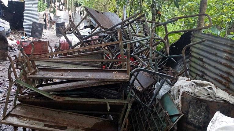 ইন্দুরকানীতে স্কুলের শতাধিক বেঞ্চ বিক্রি, টাকা ভাগে স্বেচ্ছাসেবক দল নেতারা