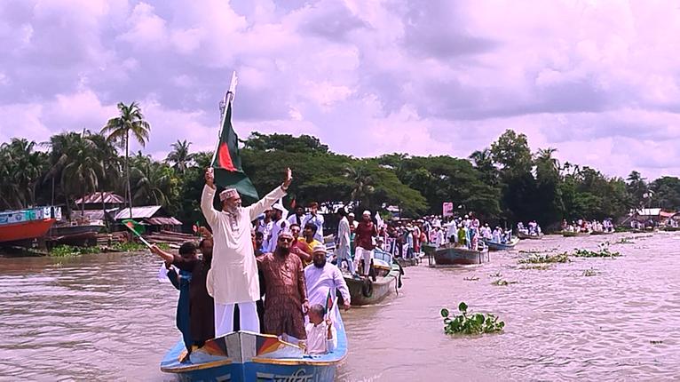 পিরোজপুর-২ আসনে জামায়াত প্রার্থী শামীম সাঈদীর নৌ-বহরে গণসংযোগ