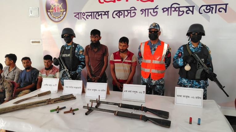 সুন্দরবনে অস্ত্র গোলাবারুদসহ দুই ডাকাত আটক