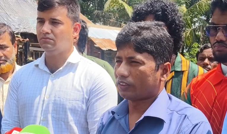 পরিদর্শন শেষে সাংবাদিকদের সাথে কথা বলছেন পটুয়াখালীর অতিরিক্ত জেলা প্রশাসক (সার্বিক) মহসিন উদ্দীন