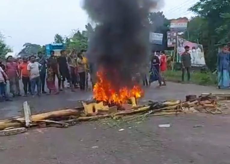ফরিদপুরে মহাসড়ক অবরোধে ২১ জেলার সড়ক যোগাযোগ বন্ধ