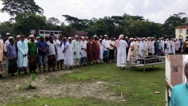 দশমিনায় নাজমুল হকের বাবার জানাজায় মানুষের ঢল