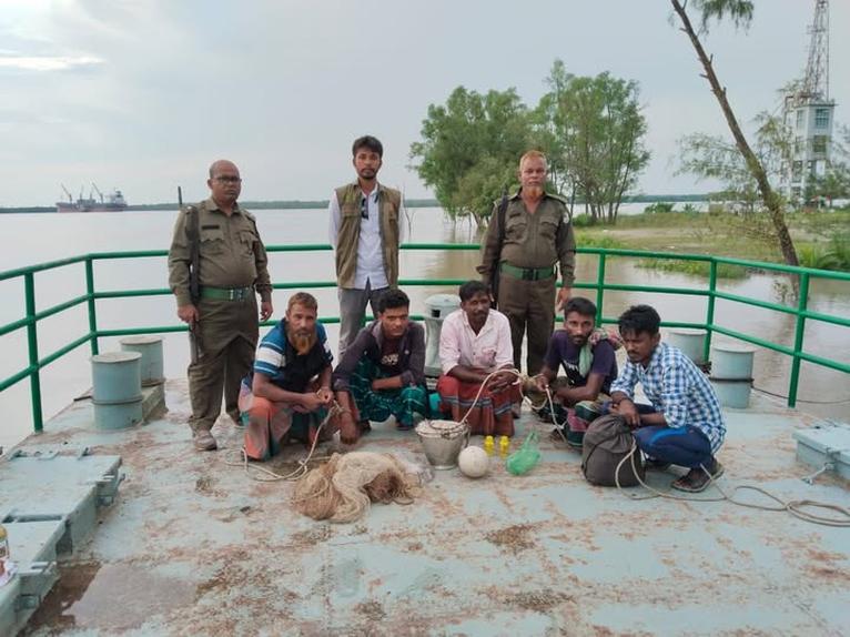সুন্দরবনে অভিযান: দুই নৌকা ও বিষসহ পাঁচ দুষ্কৃতকারী আটক